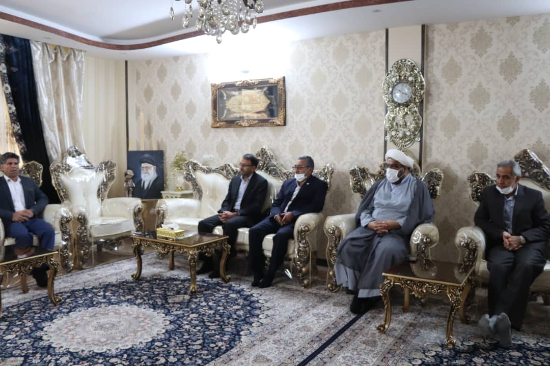 دیدار مدیرعامل هلال‌احمر و مسئول دفتر نمایندگی ولی‌فقیه در هلال‌احمر استان اصفهان با خانواده شهید حمیدرضا باب‌الخانی